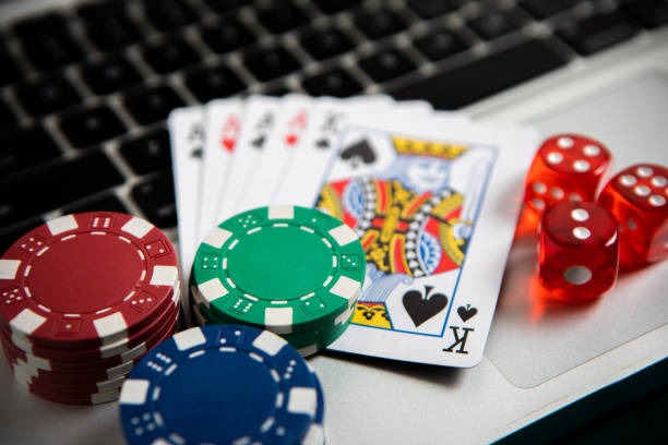 Fitur bonus Red Tiger dengan putaran gratis, wild symbols, dan pop-up multiplier display di layar miquella